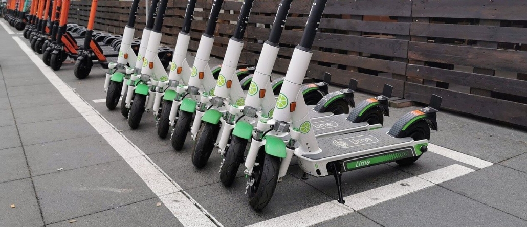 E-Scooter stehen in einer Reihe